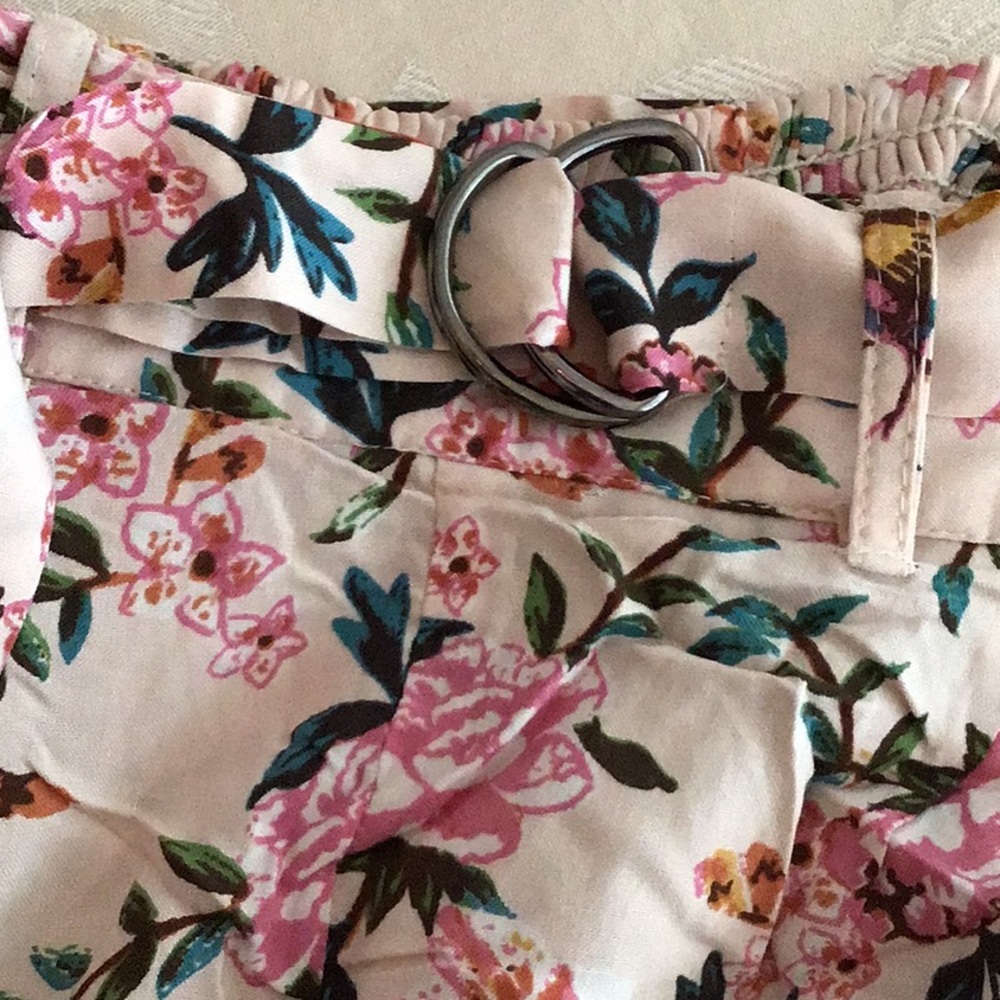 BELTED WITH PLEATS FLORAL SHORTS - Picture 4 of 7